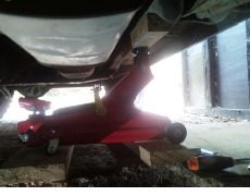 le cric sous la voiture